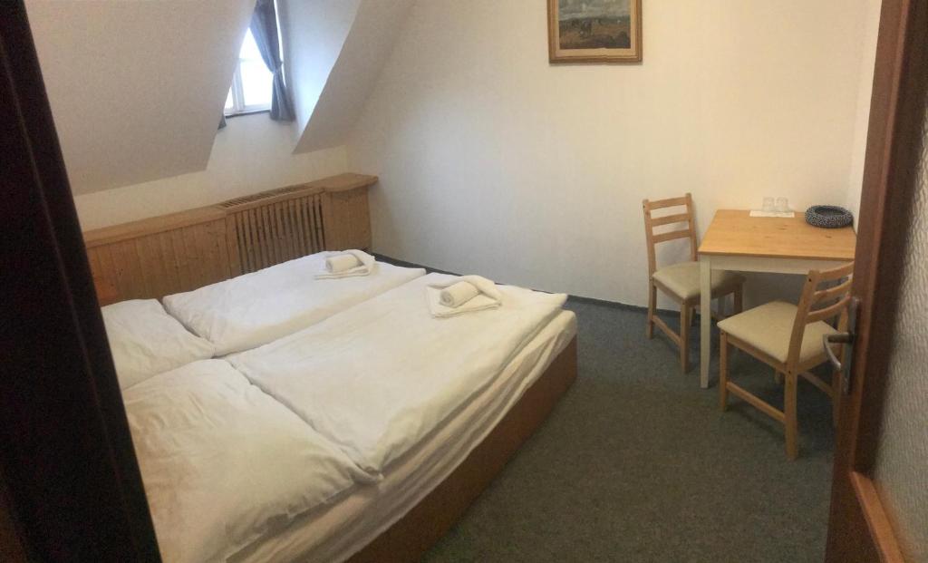Postel nebo postele na pokoji v ubytování Knežicka chalupa