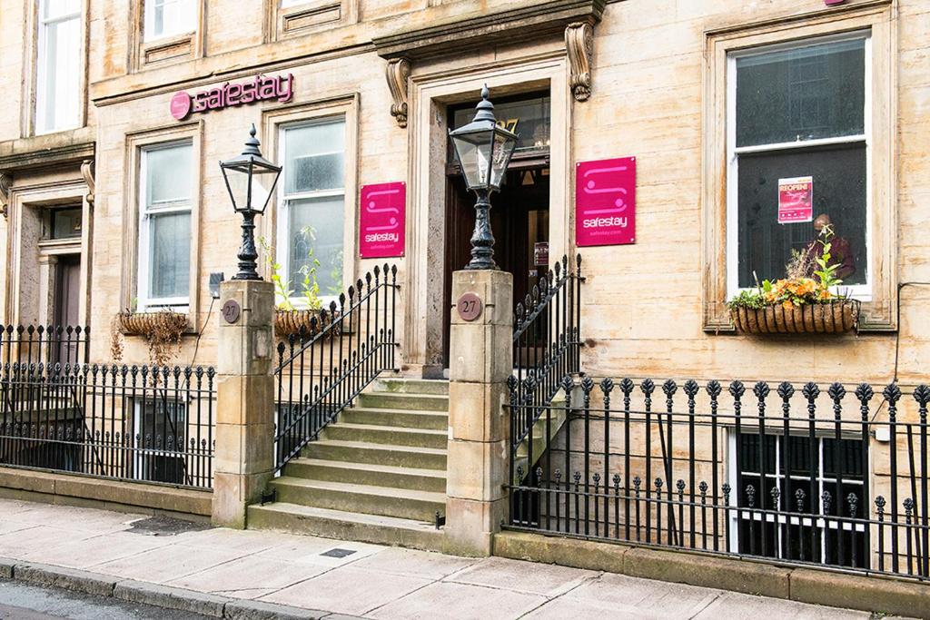 un edificio con una escalera frente a una tienda en Safestay Glasgow Charing Cross, en Glasgow