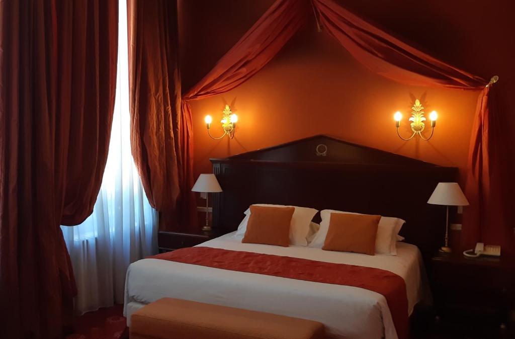 Postel nebo postele na pokoji v ubytování Hôtel Les Maréchaux