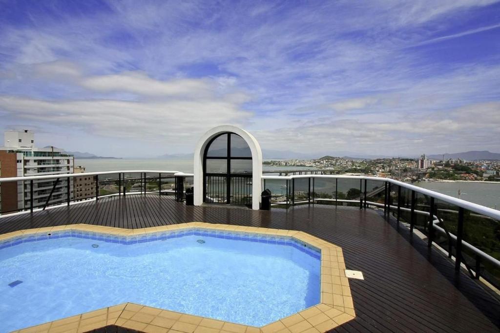 uma piscina na varanda de um edifício em Piscina no Rooftop com Vista Ponte e Mar #CA22 em Florianópolis