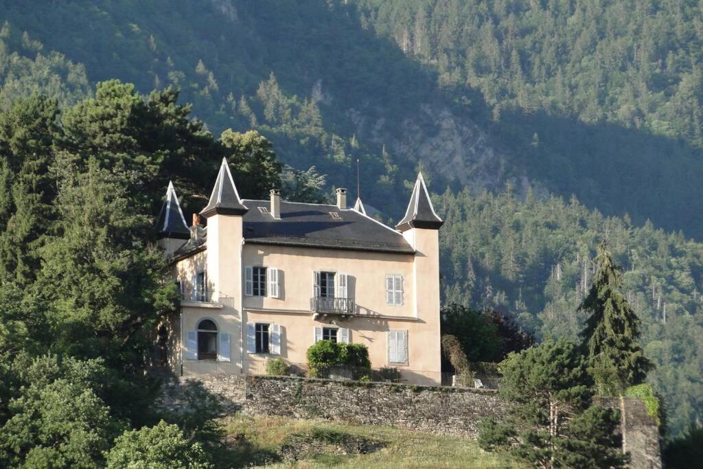 Afbeelding uit fotogalerij van Château les Tours 300m², vue panoramique in Ayse