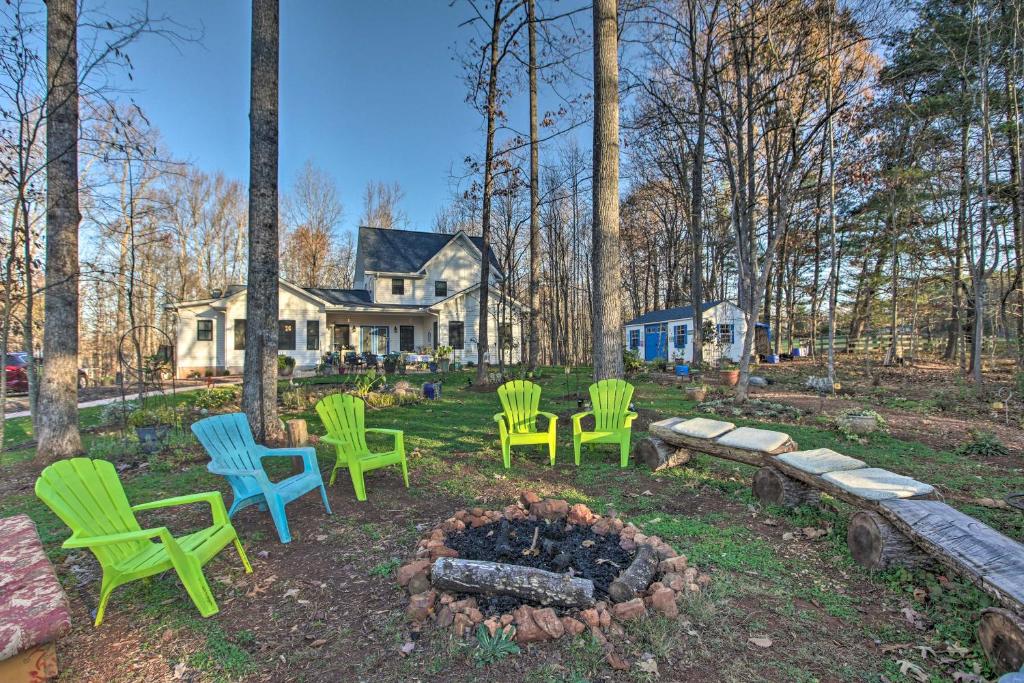 einen Garten mit Stühlen und einer Feuerstelle vor einem Haus in der Unterkunft Charming Charlottesville Apt with Outdoor Space! in Charlottesville