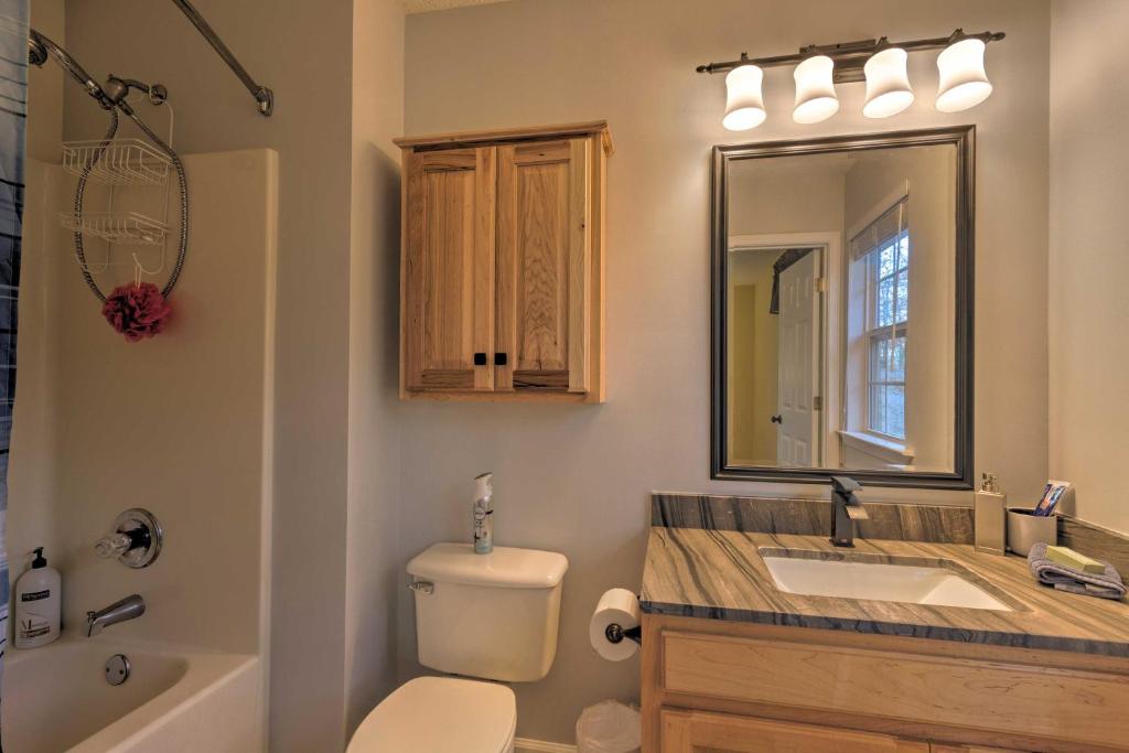 La salle de bains est pourvue de toilettes, d'un lavabo et d'un miroir. dans l'établissement Cozy Sapphire Resort Home with Deck and Mountain Views, à Sapphire