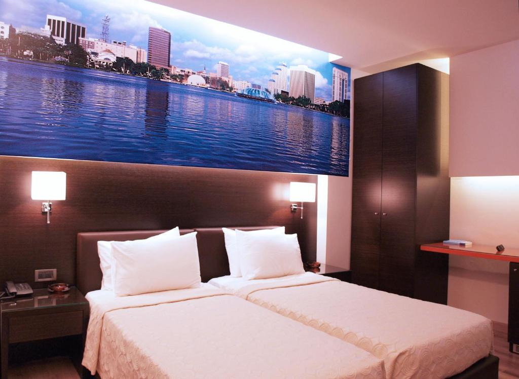 Un pat sau paturi într-o cameră la Athens City Hotel