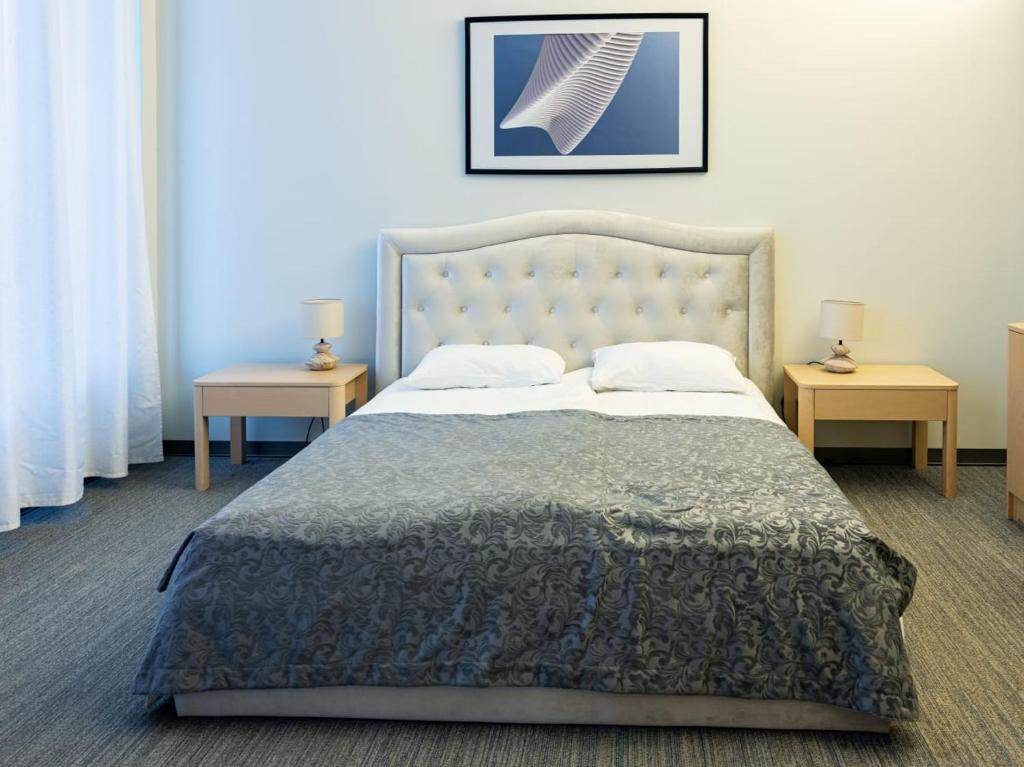 Postel nebo postele na pokoji v ubytování Zaliasis slenis - Self check-in hotel - Free parking