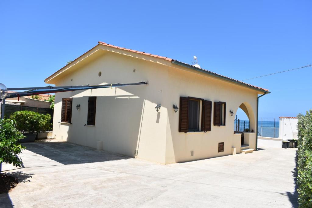 una casa con un garaje con el océano en el fondo en In Riva al Mare da Franca, en Trabia