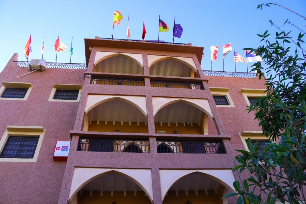un edificio con banderas encima en Dar Diafa Kaltom en Ouzoud