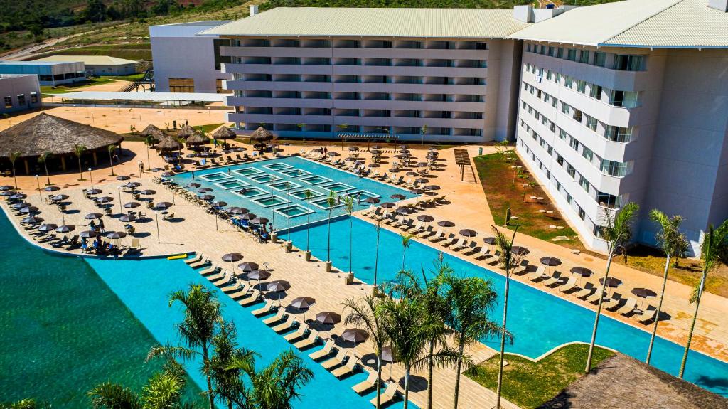 an aerial view of a resort with a swimming pool and chairs at Taua Hotel e Convention Alexania in Alexânia