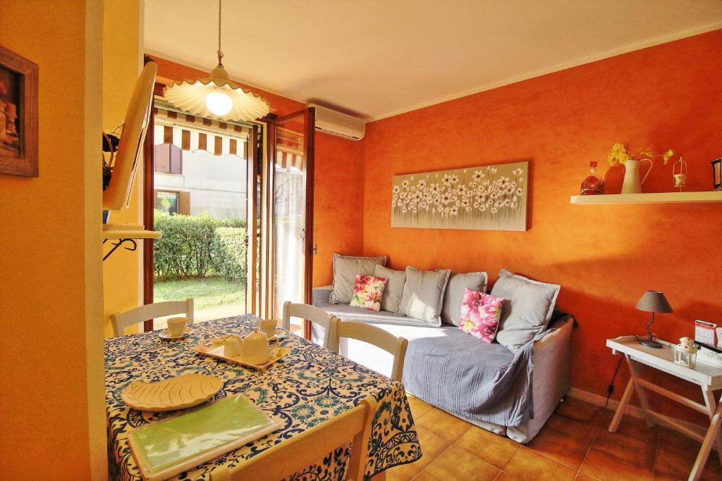 ein Wohnzimmer mit einem Sofa und einem Tisch in der Unterkunft Appartamento di Charme Suite Sole in Lazise