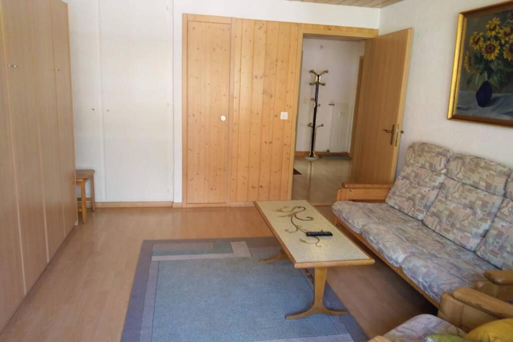 een woonkamer met een bank en een salontafel bij Catherina 42 in Leukerbad