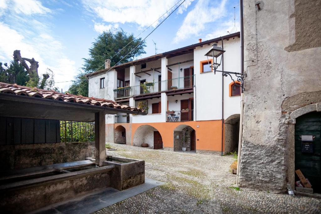 un edificio antiguo con entrada a un patio en Appartamento Nido Del Lago, en Lenno