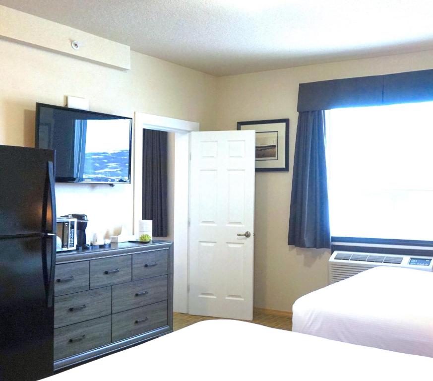 Postel nebo postele na pokoji v ubytování High Point Inn & Suites Peace River