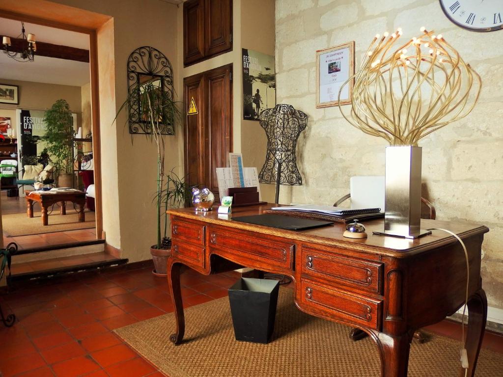 Au Saint Roch - Hôtel et Jardin - Resim 17