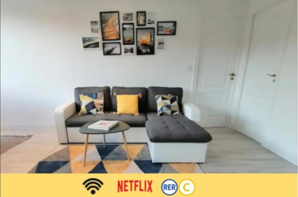 ein Wohnzimmer mit einem Sofa und einem Couchtisch in der Unterkunft Appartement en centre ville dans résidence calme, RER C 1 min in Brétigny-sur-Orge