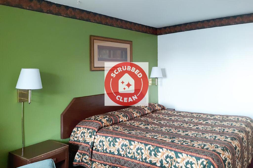 מיטה או מיטות בחדר ב-OYO Hotel Kings at Clovis