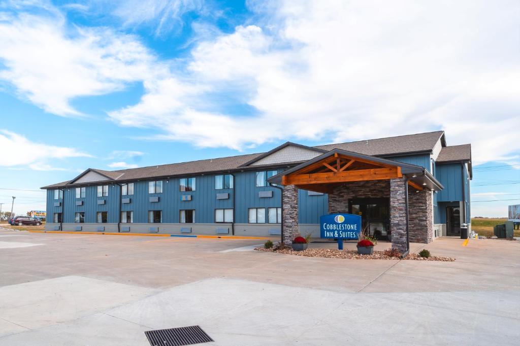 un grand bâtiment bleu avec un panneau indiquant le centre senior dans l'établissement Cobblestone Inn & Suites - Trenton, à Trenton