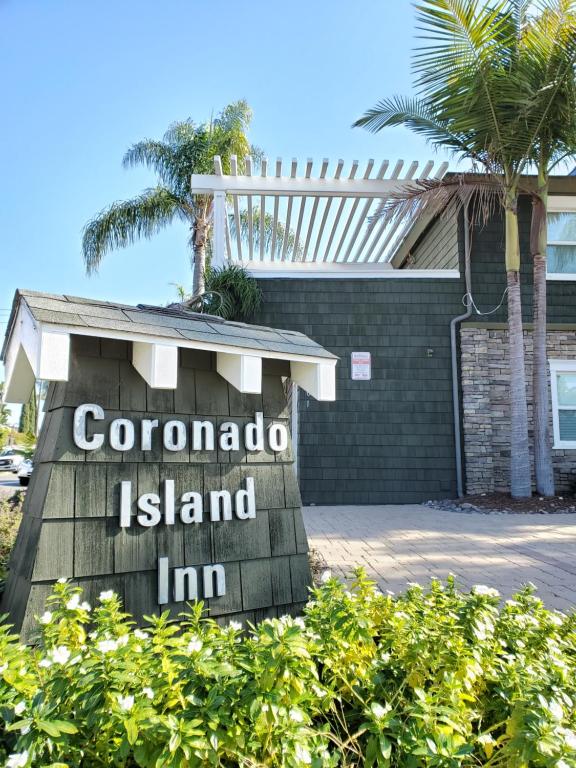 una señal para la isla de Coronado frente a una casa en Coronado Island Inn, en San Diego