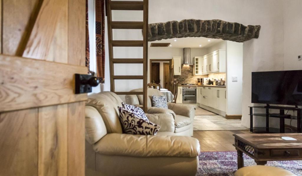 TV a/nebo společenská místnost v ubytování Orchard Cottage - Luxurious Barn Conversion - Beavers Hill