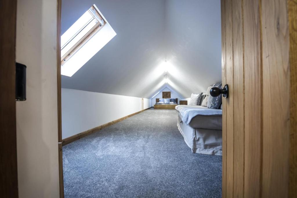 Postel nebo postele na pokoji v ubytování Orchard Cottage - Luxurious Barn Conversion - Beavers Hill