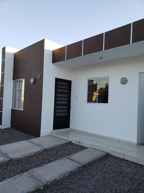 ロスモチスにあるCasa La Marinaの白い建物