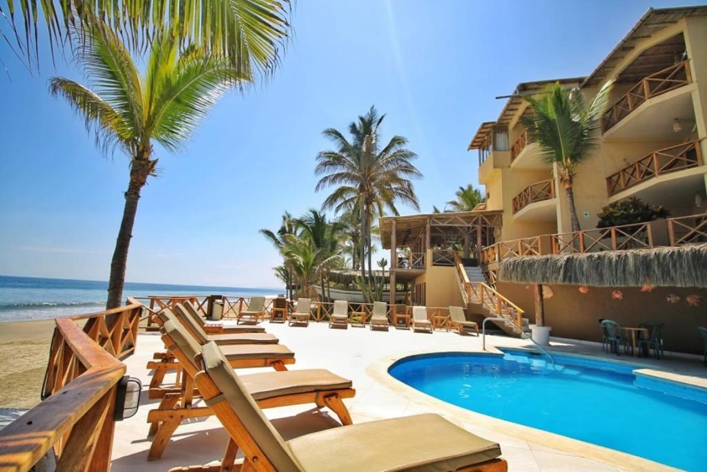 un complejo con piscina y playa en Mancora Beach Hotel - Adults Only en Máncora