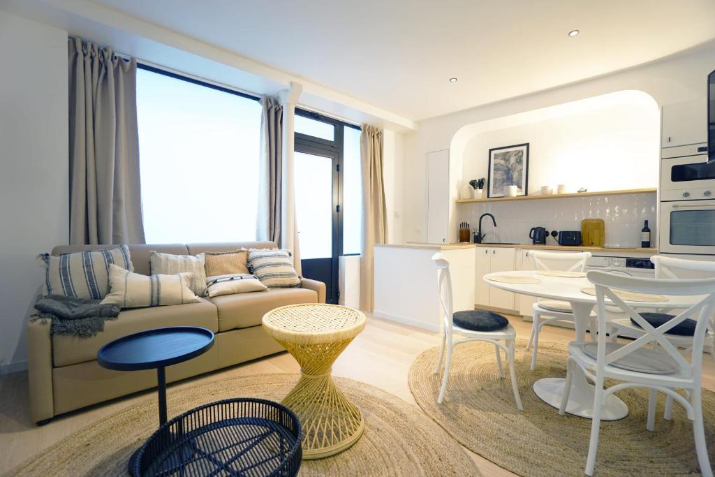 un soggiorno con divano, tavolo e sedie di Beautiful 45 m2 apartment in Paris a Parigi