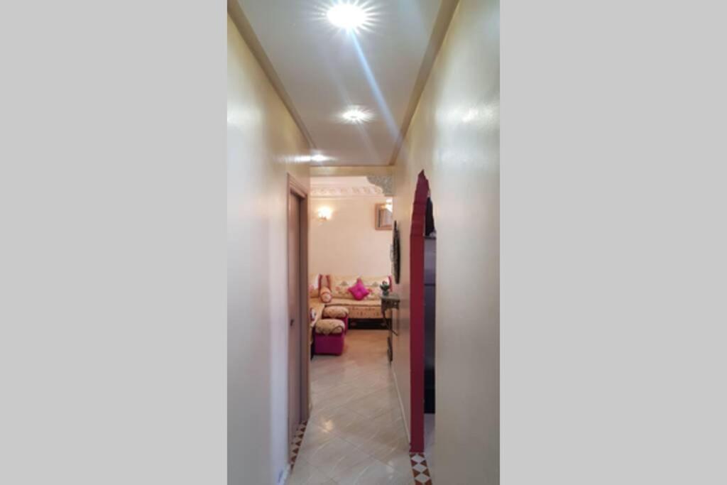 un pasillo con una habitación con techo en un logment limineux toute la journé confortable, en Sale