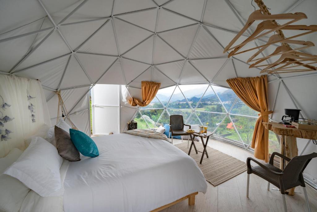 Postel nebo postele na pokoji v ubytování Guaia Terra Glamping