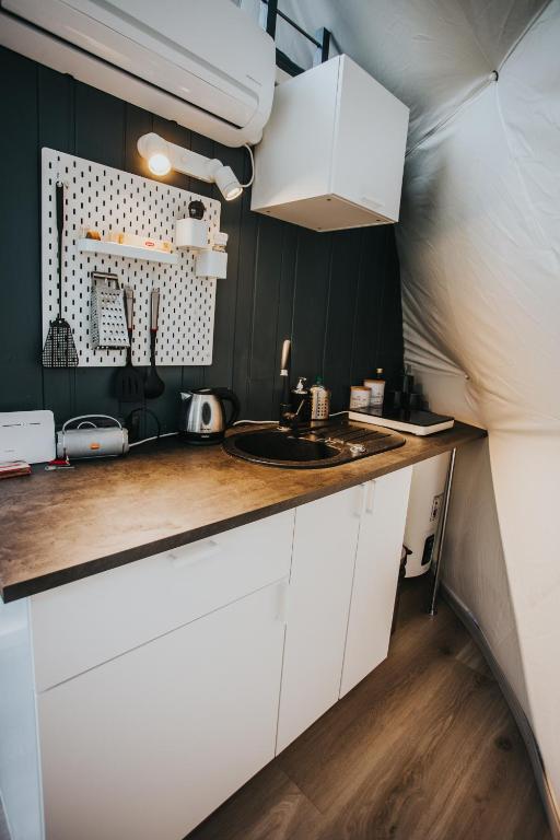 Kuchyň nebo kuchyňský kout v ubytování Glamping DiDille
