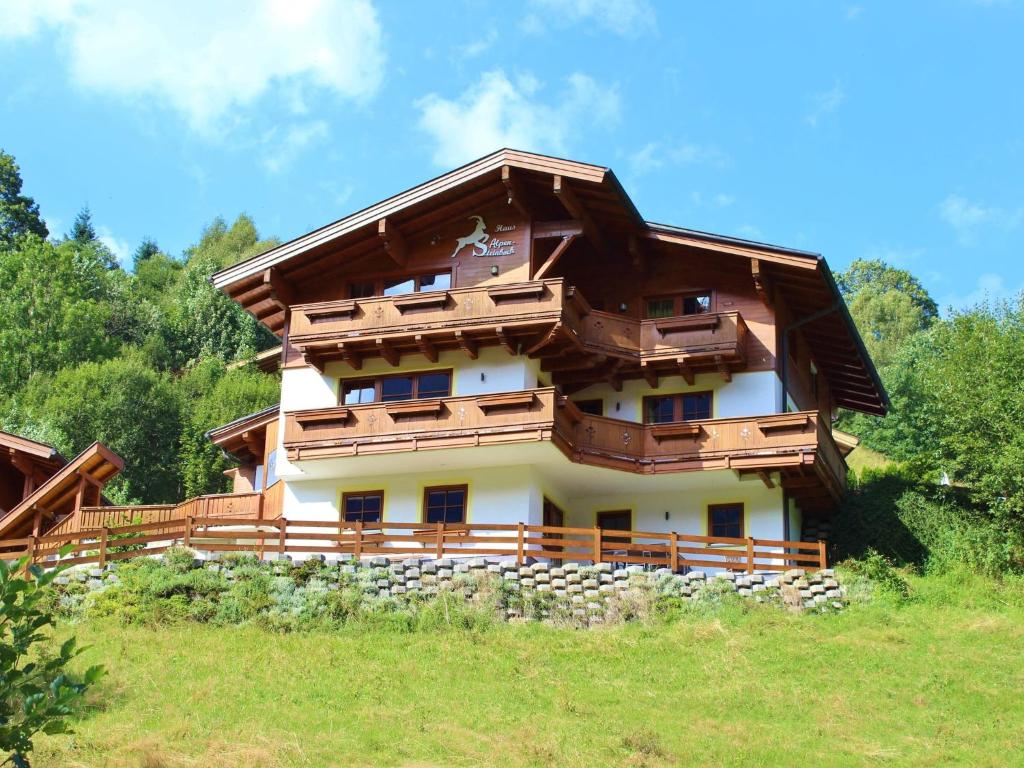 ザールバッハ・ヒンターグレムにあるLuxurious Apartment in Saalbach Hinterglemm near Ski areaの木立の丘の上の家