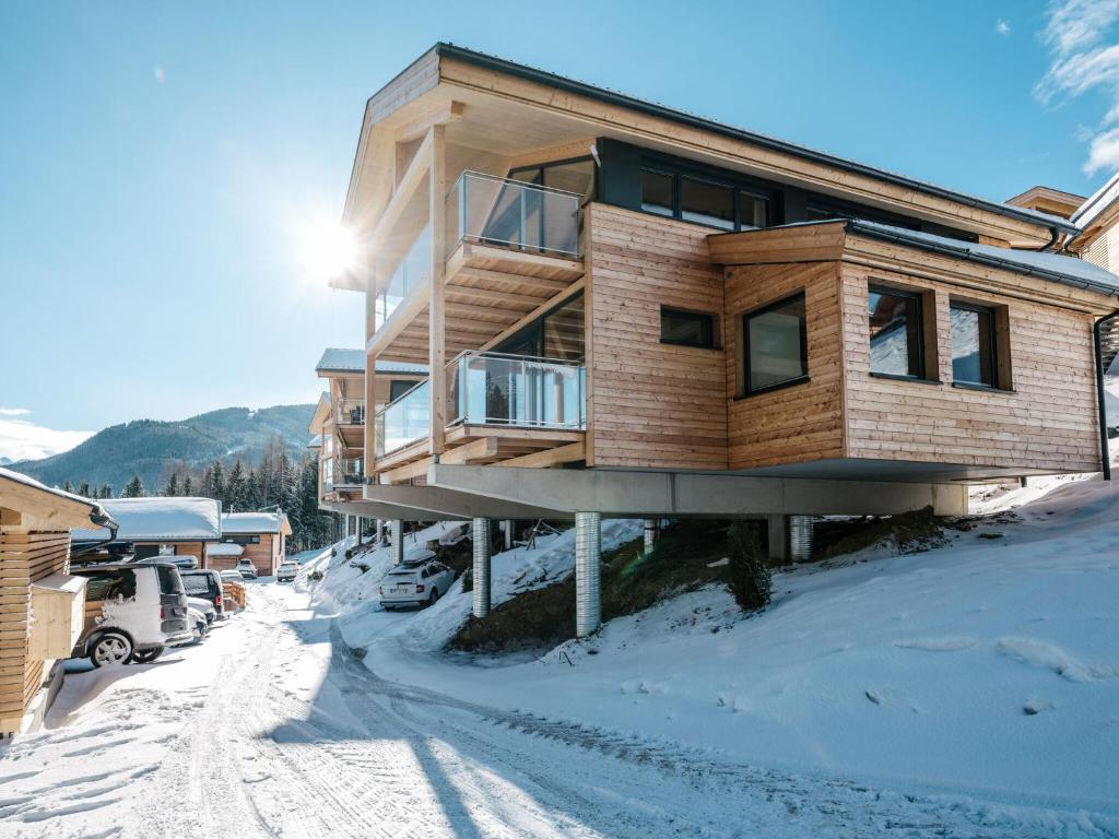 シュラートミンクにあるSki In Ski Out Chalet Reiteralm 11の雪中の木造家屋