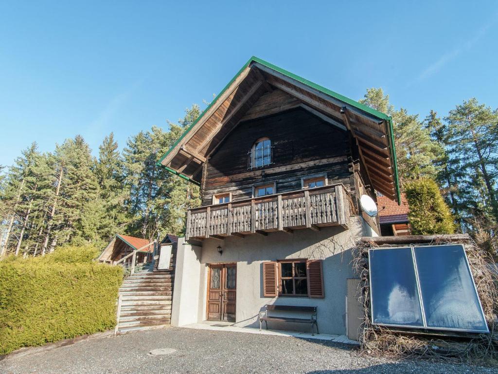 una casa con un balcón en el lateral. en Chalet near Lake Klopeiner with sauna, en Feistritz ob Bleiburg