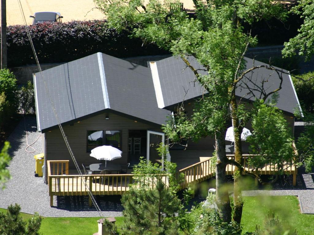 En have udenfor Cozy chalet in the Ardennes near the Ourthe river and the city of Durbuy