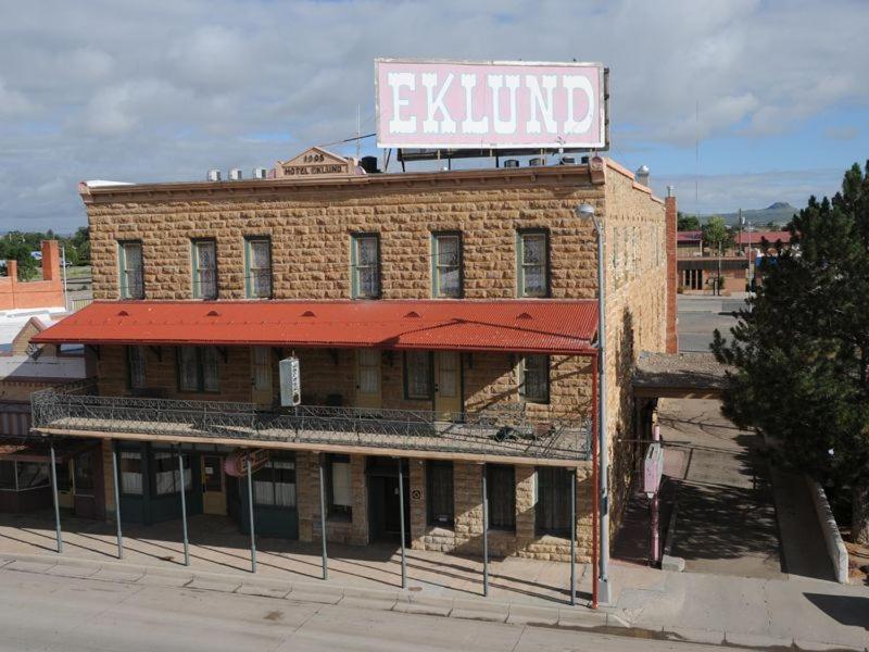 un viejo edificio de ladrillo con un cartel encima en Hotel Eklund, en Clayton