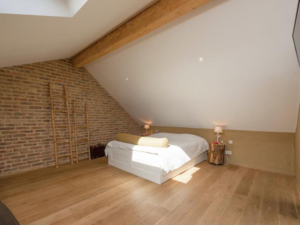 Tempat tidur dalam kamar di Cosy cottage on the outskirts of Bertrix