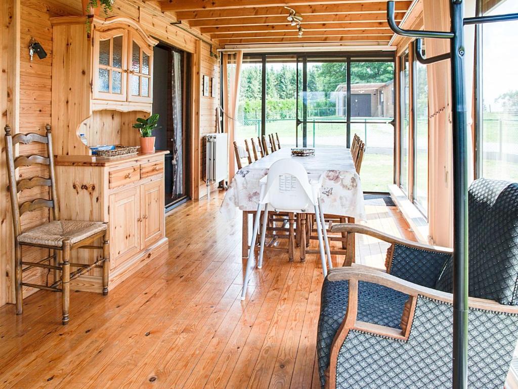 een eetkamer met een tafel en stoelen in een huis bij Alluring Holiday Home in Fraiture with Infrared Sauna in Fraiture