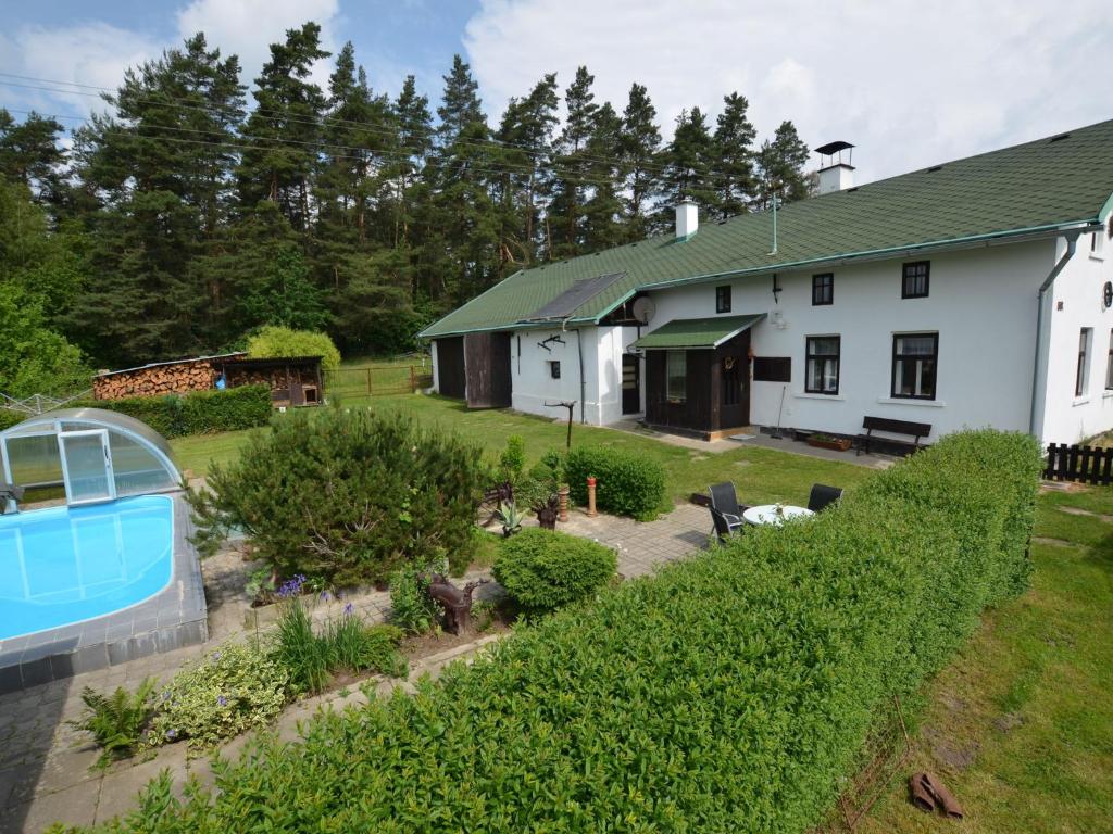 vista aerea su una casa e una piscina di Luxury Villa near Forest in Hlavice Czech Republic a Všelibice