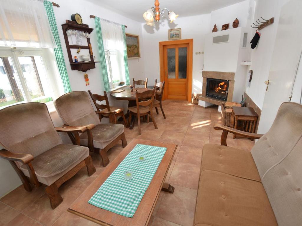 Posezení v ubytování Villa near forest in Hlavice Czech Republic