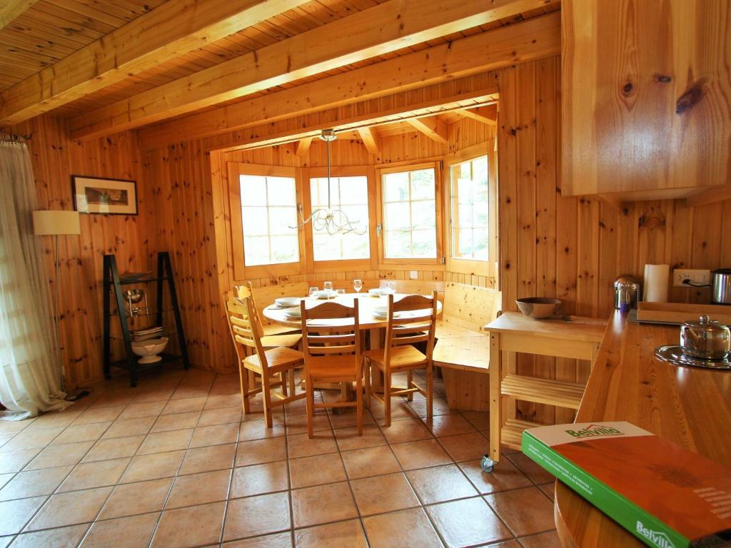 comedor con mesa y sillas en una cabaña en Chalet in H r mence with Sauna Ski Whirlpool, en Les Collons