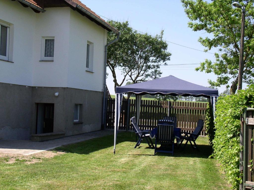 Κήπος έξω από το Charmantes Apartment in Jennewitz, in Ostseenähe