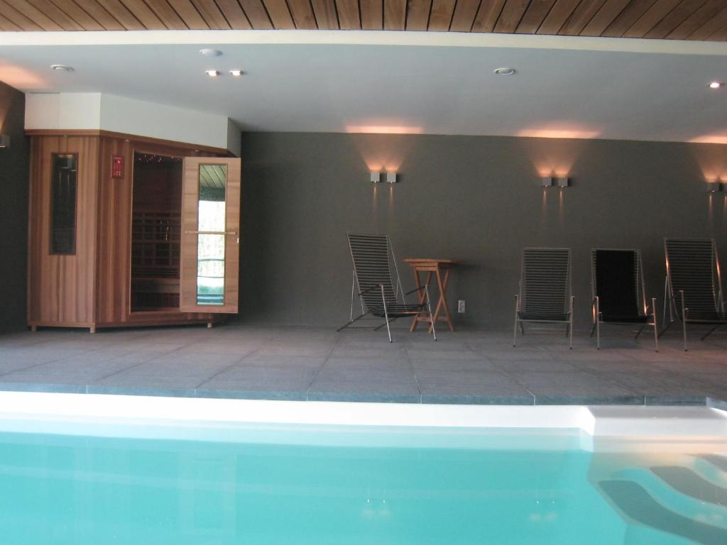 Bazén v ubytování Holiday Home in Beernem near Bruges nebo v jeho okolí