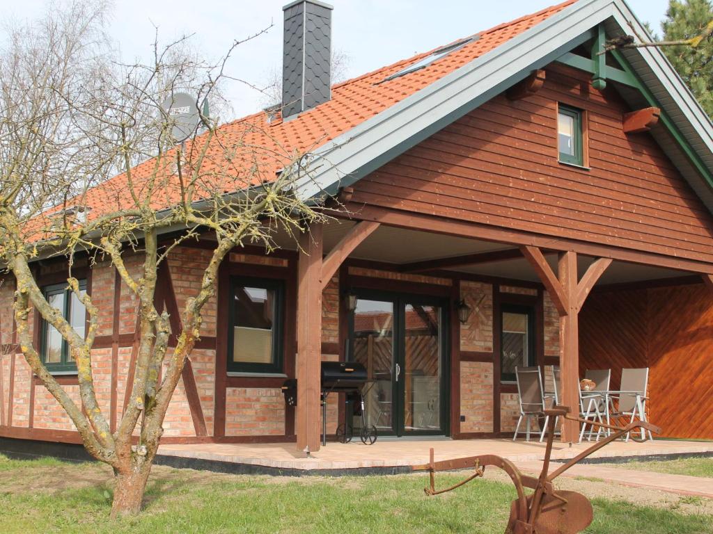 KröpelinにあるComfy Farmhouse in Brusow with Gardenの赤い屋根の家