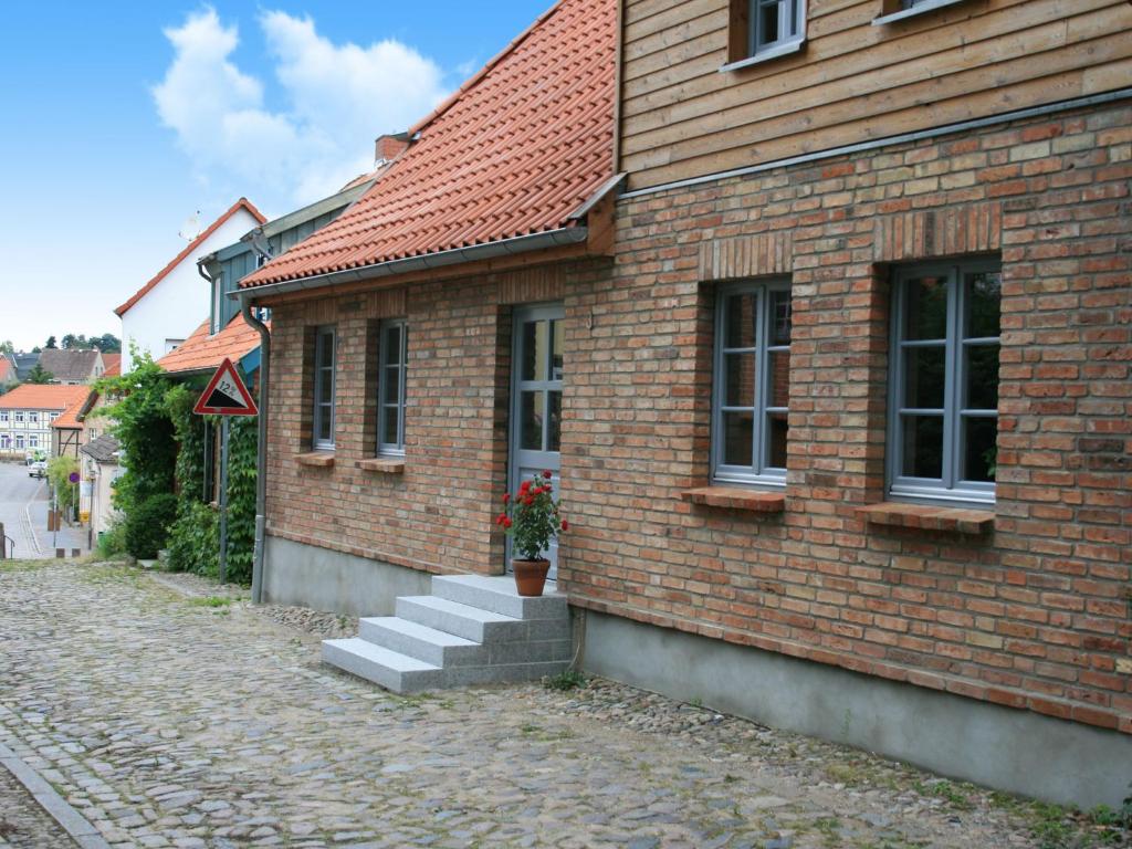 ein Backsteingebäude mit Treppe neben einer Straße in der Unterkunft Wohnung in Klütz nahe Schloss Bothmer in Klütz
