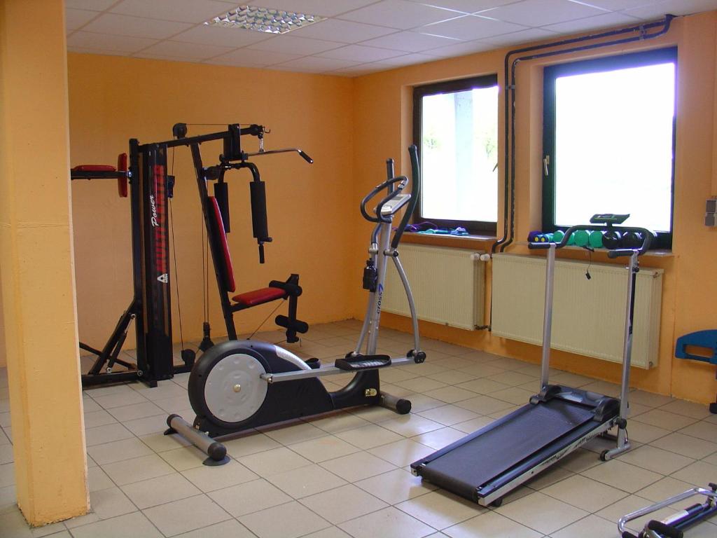 O centro de fitness e/ou as comodidades de fitness de Detached, wooden bungalow, in a green wooded area