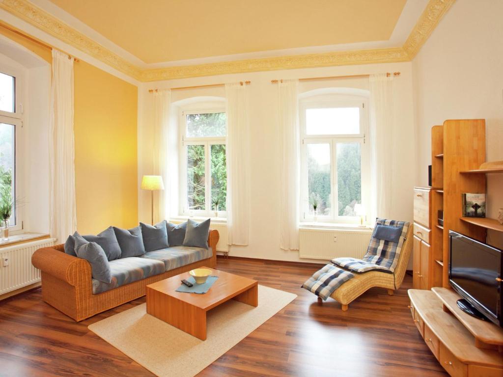 sala de estar con sofá y mesa en Alluring Villa in Grunhainichen Borstendorf with Terrace, en Leubsdorf