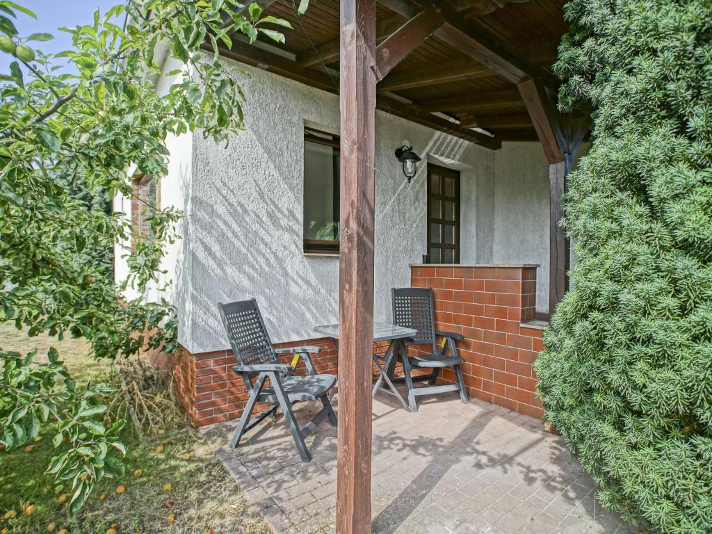 MönkebudeにあるSpacious Apartment in M nkebude with Private Gardenの家の上に椅子2脚とテーブル付きのパティオ