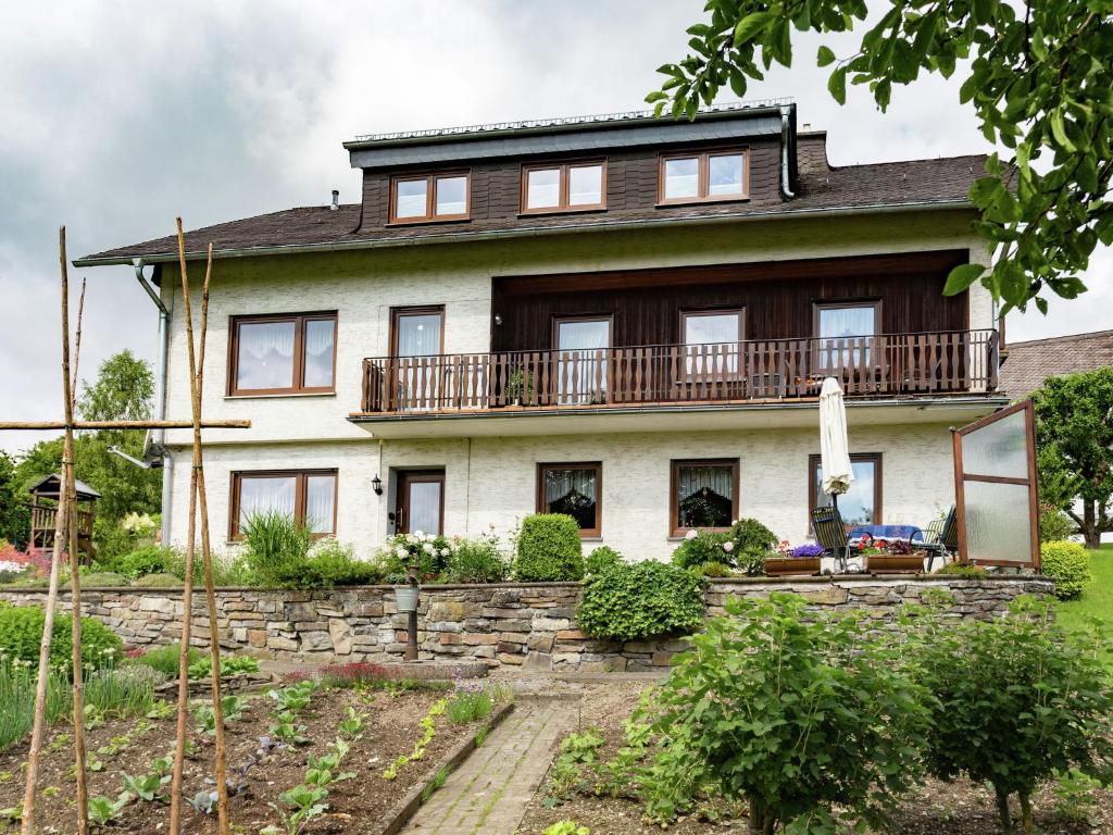 een groot huis met een balkon en een tuin bij Apartment near the ski area in Liesen