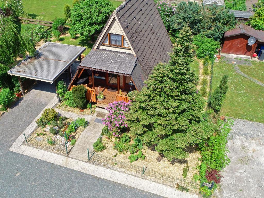 una vista aérea de una casa con jardín en Cosy holiday home with garden in the Sauerland, en Medebach