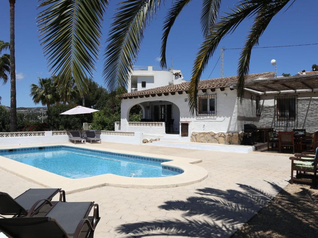モライラにあるSpanish Villa in Moraira with Private Poolのスイミングプール付きのヴィラ、家