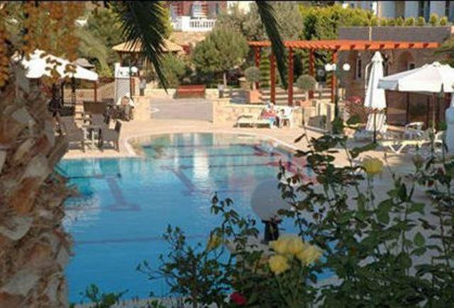Bazén v ubytování Crithoni's Paradise Hotel nebo v jeho okolí